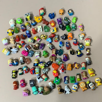 Escolha aleatória 10/25/50pçs Squinkies Mini Bonecos de Borracha Marvel Universe Super-Heróis DC Comics Princesas Disney Pixar Mini Brinquedos
