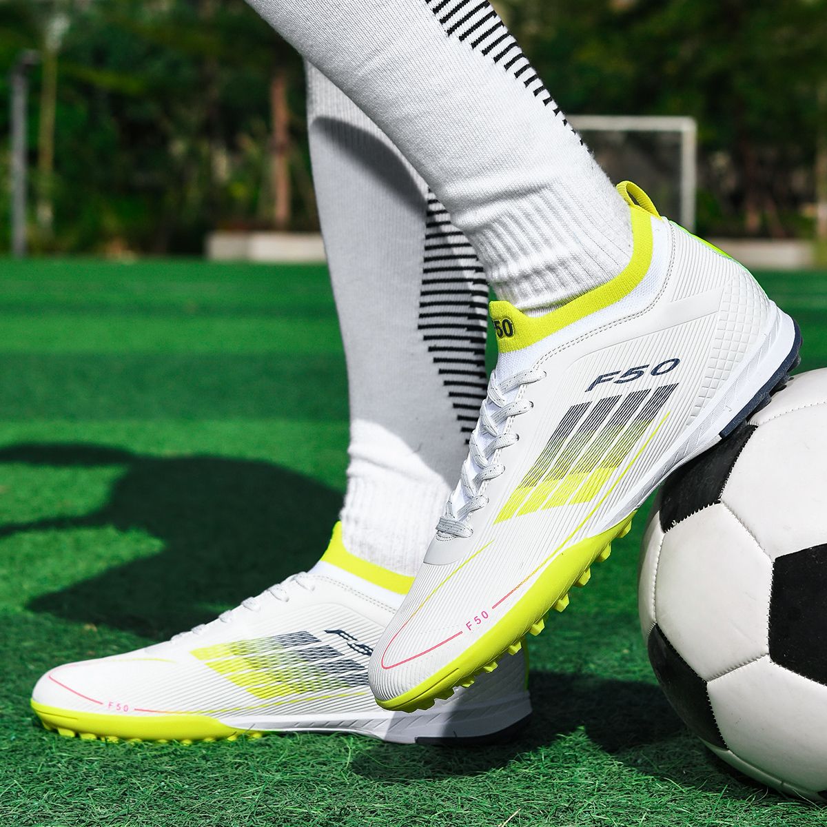 Men Professional Soccer Shoes Society Cleats Outdoor Football Shoes Society Cleats Grass Training Football Field Boots Sneaker