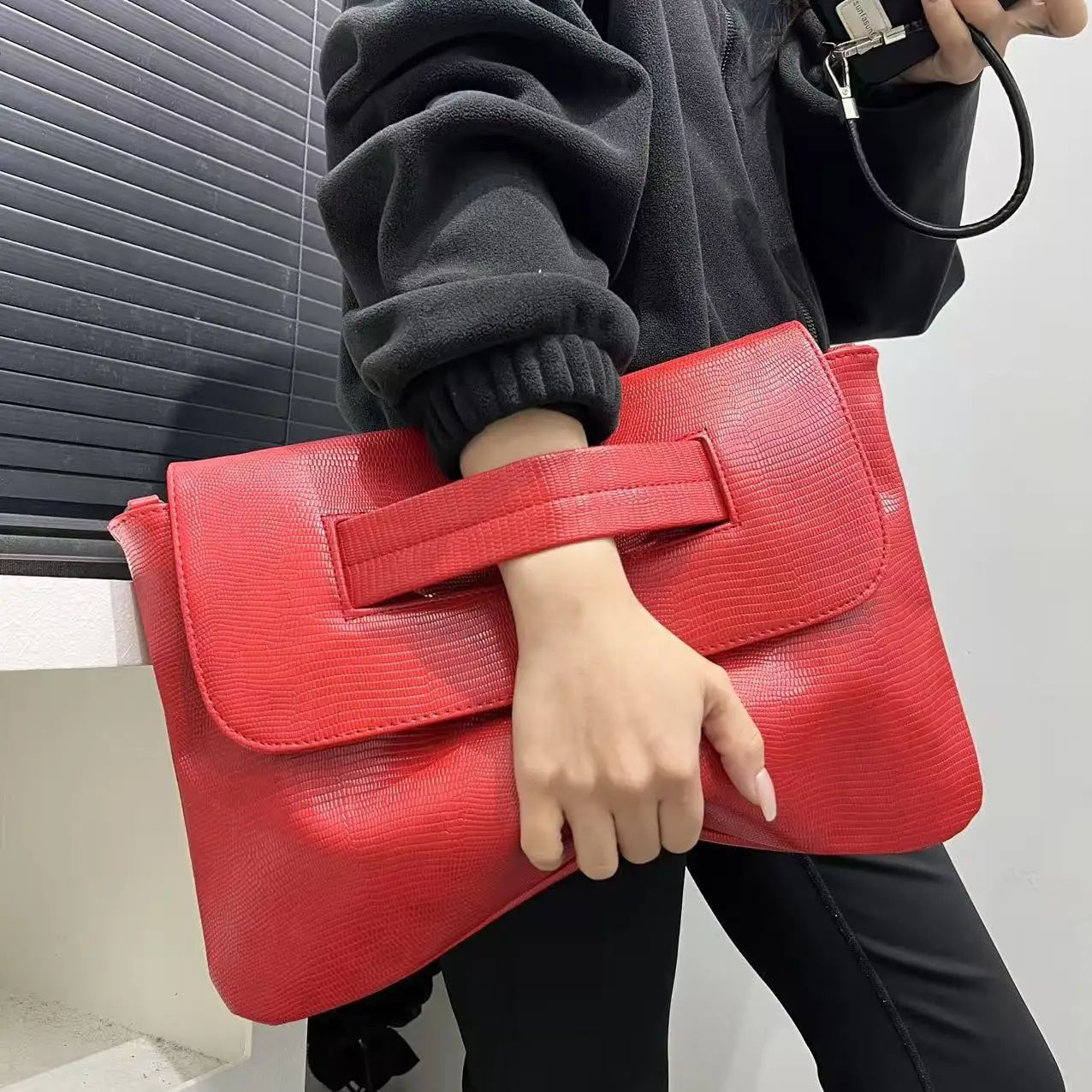 Ladies' fashionable retro snake patterned handbag with high capacity and detachable shoulder strap, single shoulder bag