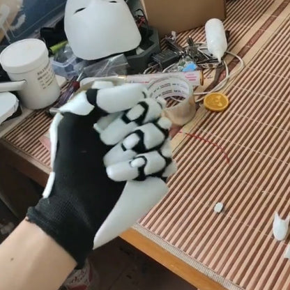 Mechanical gloves, made from 3D-printed PETG material, are flexible and have a highly mechanical look. Suitable for cosplay.