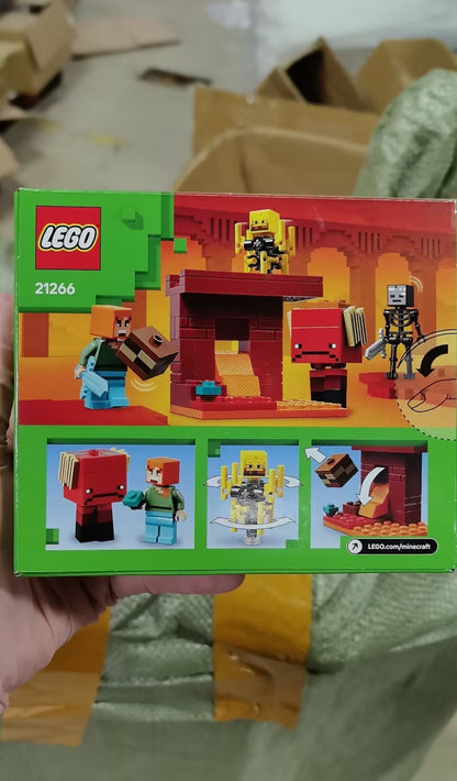LEGO® Minecraft® Batalha de Lava do Nether Grande Diversão de Construir e Brincar para Meninos e Meninas a Partir de 6 Anos Presente de Aniversário e Natal 21266 99 Peças