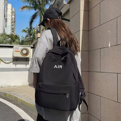 Mochila unissex de estilo neutro, adequada para viagens e uso escolar. Com estampa de letras.