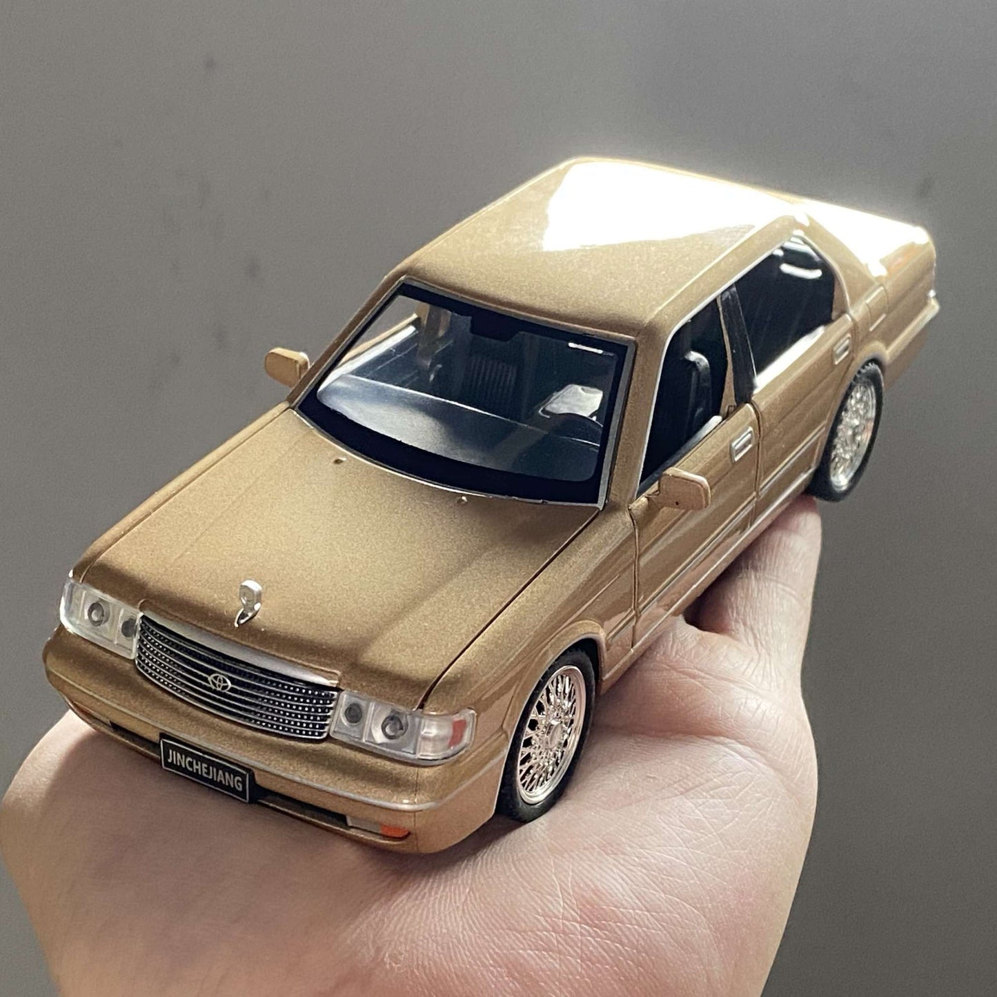 1:32 Toyota Crown Royal Clássico Veículo Liga Fundida Carro de Brinquedo Infantil Modelo Miniatura Coleção Hobbies de Férias