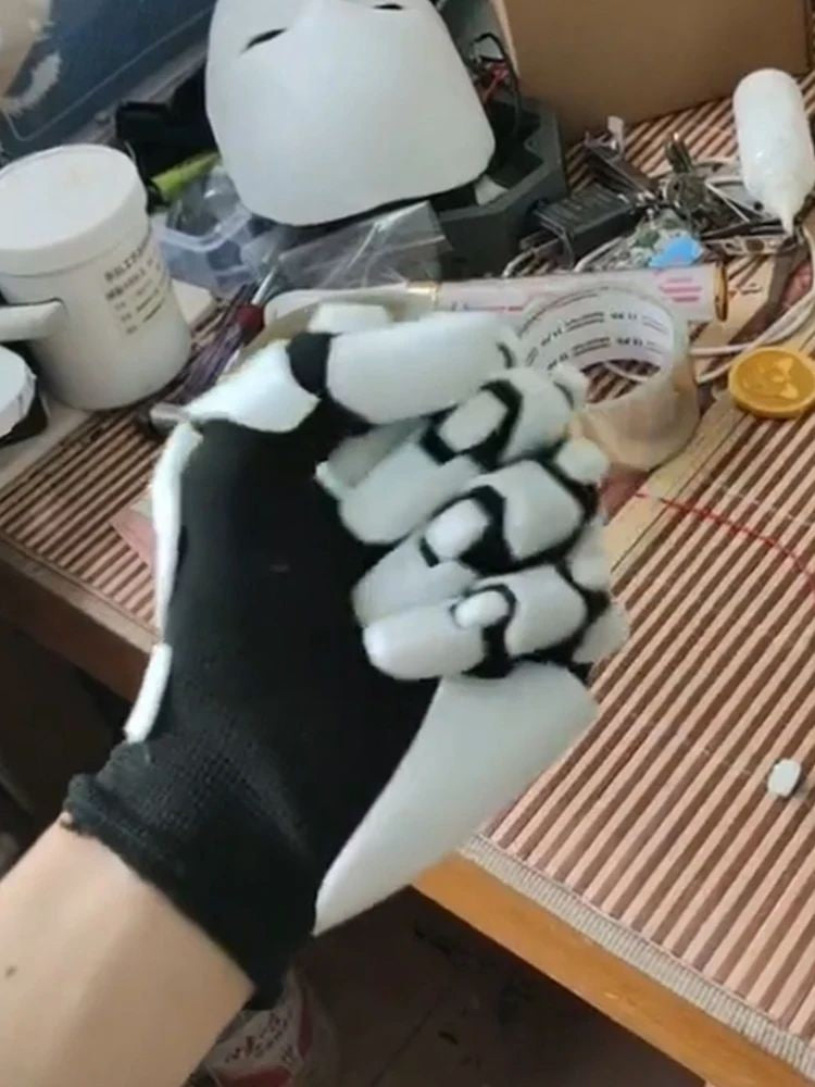 Mechanical gloves, made from 3D-printed PETG material, are flexible and have a highly mechanical look. Suitable for cosplay.