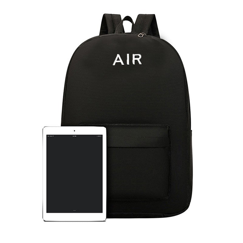 Mochila unissex de estilo neutro, adequada para viagens e uso escolar. Com estampa de letras.