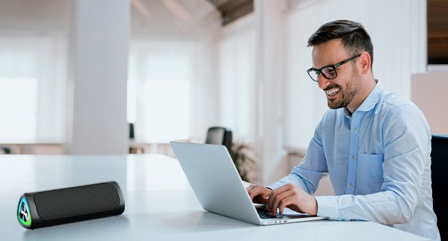 Caixa de Som Bluetooth Ortizan M7, Caixa de Som Portátil com 24W de Som Estéreo Potente, Luzes RGB, Entrada AUX, TF, Bluetooth 5.3, À Prova D'água IPX7