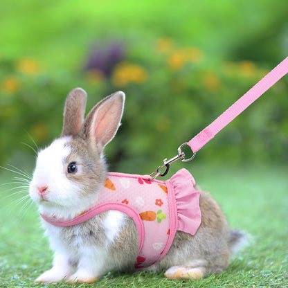 Um conjunto de arnês de peito universal para coelhos de estimação com estampa fofa de rabanete e coleira de tração para uso externo