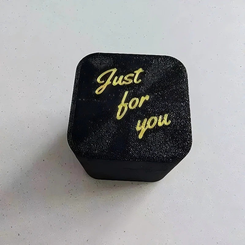 Dedo Médio Engraçado em Caixa - Presente de Piada para Decoração de Mesa de Halloween, Natal e Aniversário, Brinquedo de Escritório e Decoração de Casa