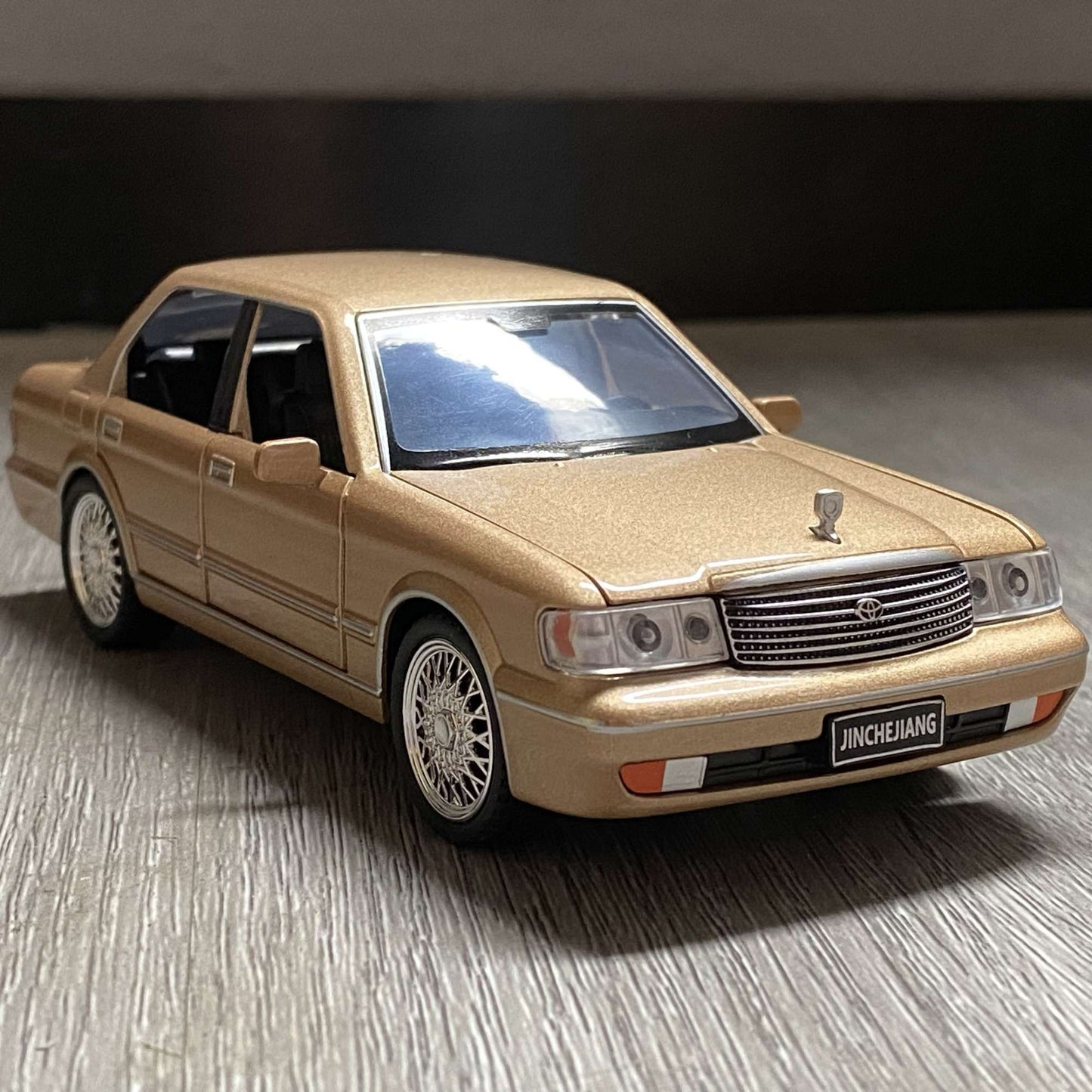 1:32 Toyota Crown Royal Clássico Veículo Liga Fundida Carro de Brinquedo Infantil Modelo Miniatura Coleção Hobbies de Férias