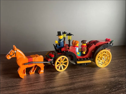 LEGO Passeio de Carruagem de Inverno 40603 GWP - Minifiguras Festivas, Rodas Douradas e Design Encantador para a Alegria do Feriado (153 pçs)