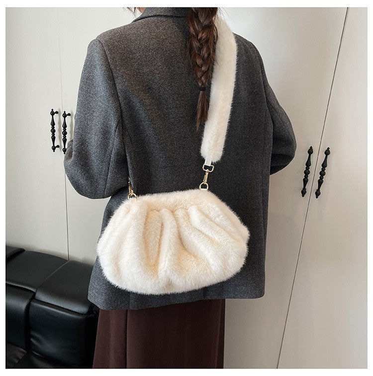 Elegant Wrinkled Cloud Clutch Bag Faux Fur Shell Shoulder Crossbody Bag Women Stylish Pillow Bag Guangzhou High Quality Bag
