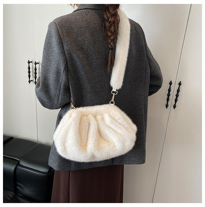 Elegant Wrinkled Cloud Clutch Bag Faux Fur Shell Shoulder Crossbody Bag Women Stylish Pillow Bag Guangzhou High Quality Bag