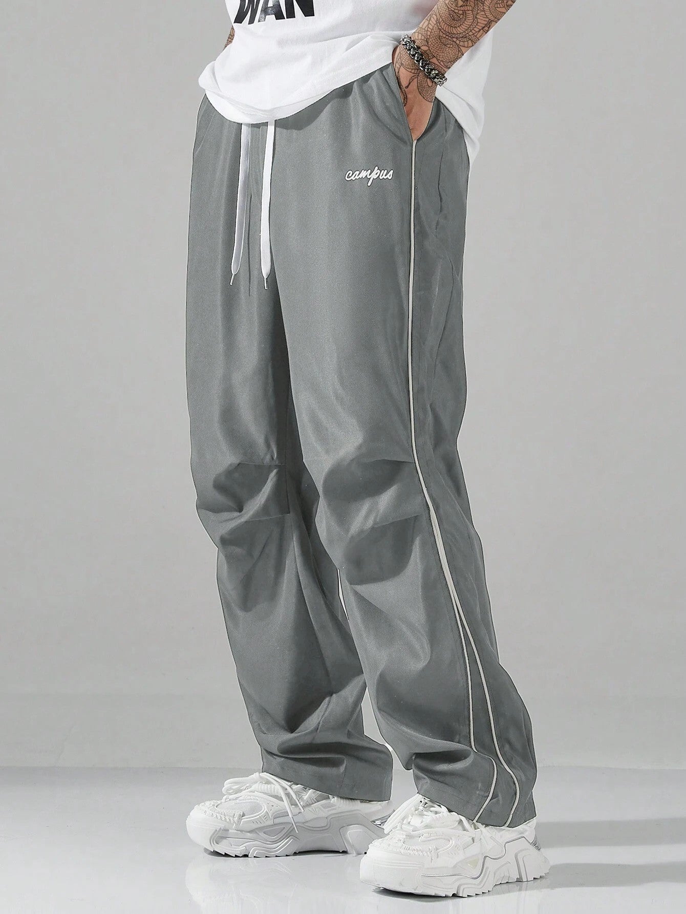 Men's Casual Letter Pattern Contrast Piping Drawstring Waist Trousers