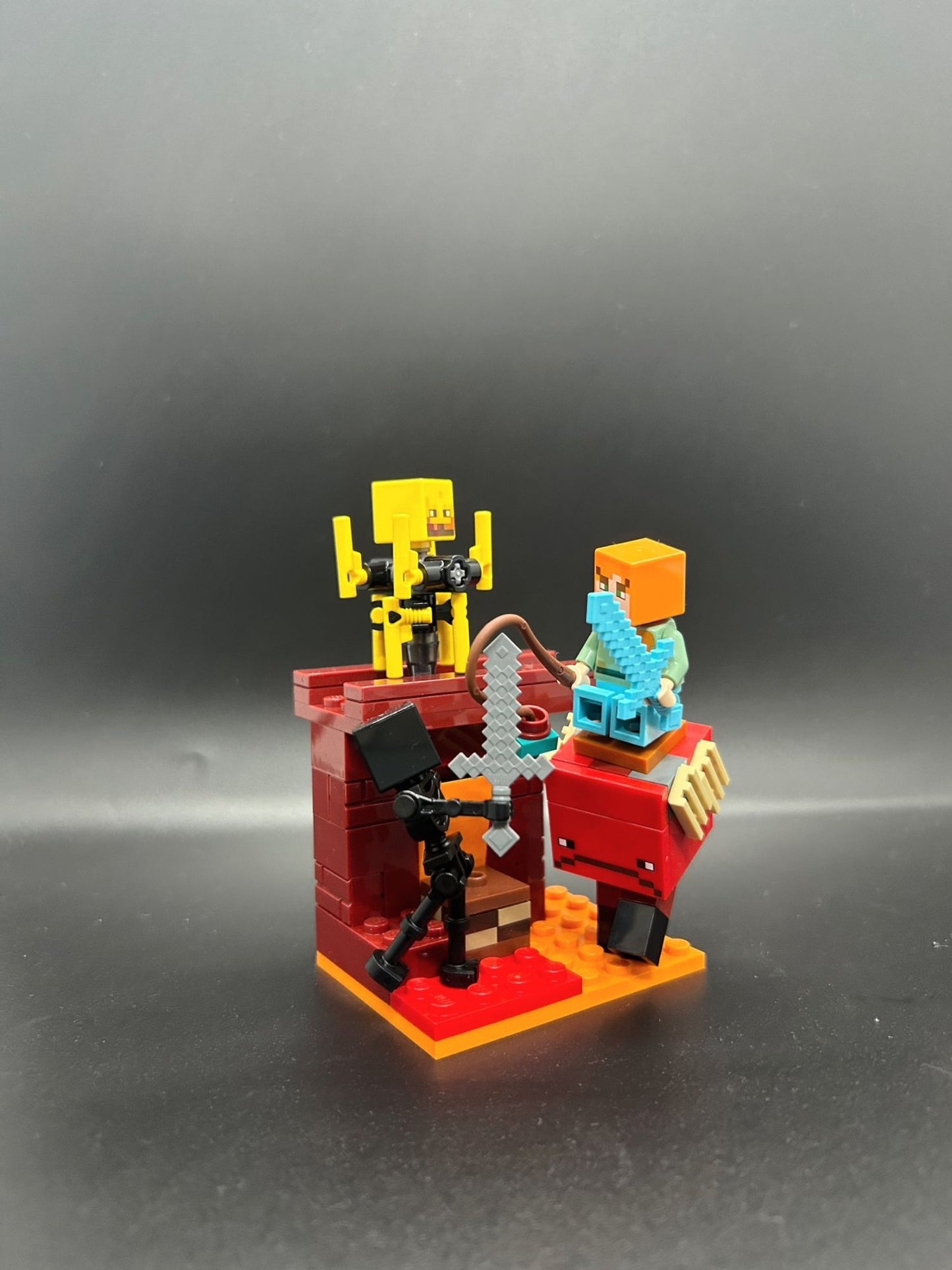 LEGO® Minecraft® Batalha de Lava do Nether Grande Diversão de Construir e Brincar para Meninos e Meninas a Partir de 6 Anos Presente de Aniversário e Natal 21266 99 Peças