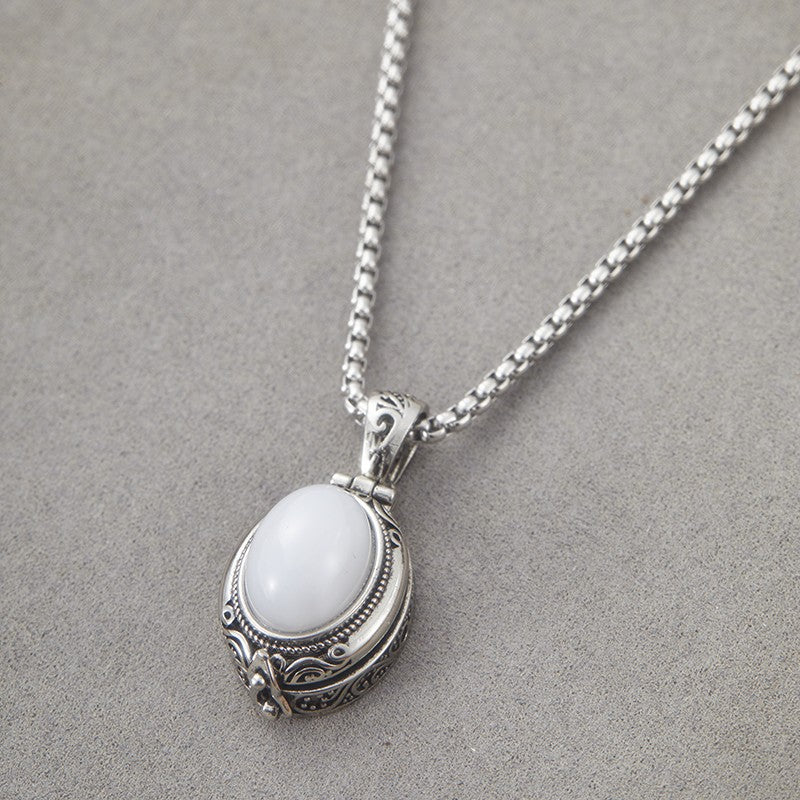 Fashion Vintage Style Green Crystal Pendant Retro Carved Gawu Can Open Photo Box Openable Style Pendant Necklace for Women Men