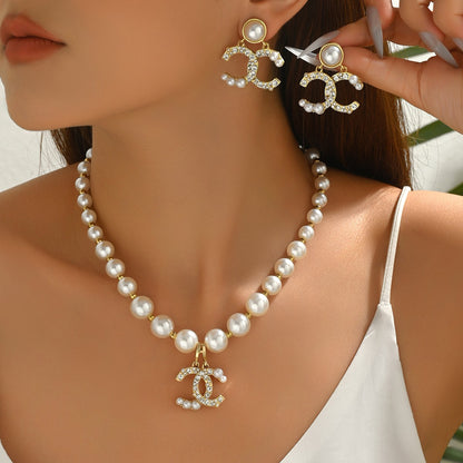Elegante Conjunto de Joias Femininas para Festa de Casamento com Colar de Letra em Pérola Sintética e Strass e Brincos Pendurados