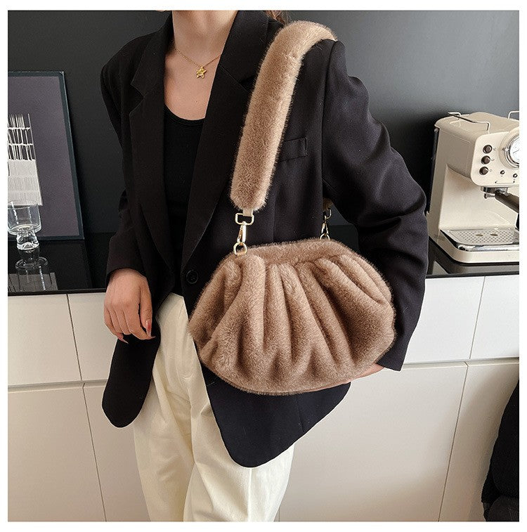 Elegant Wrinkled Cloud Clutch Bag Faux Fur Shell Shoulder Crossbody Bag Women Stylish Pillow Bag Guangzhou High Quality Bag