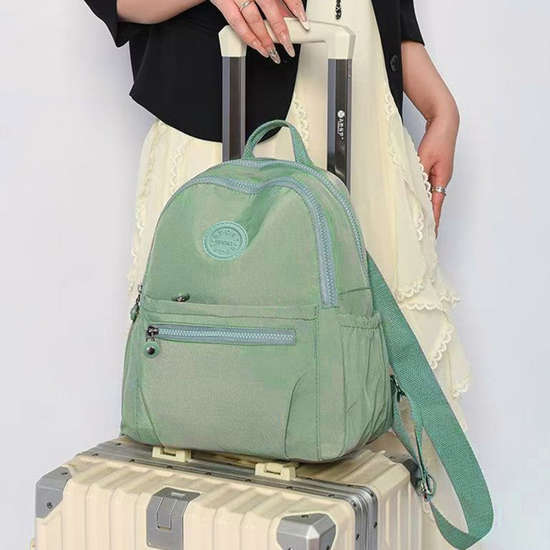 Mochilas neutras femininas e masculinas são adequadas para o uso diário e passeios escolares. Mochilas de ombro duplo.