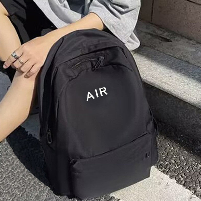 Mochila unissex de estilo neutro, adequada para viagens e uso escolar. Com estampa de letras.