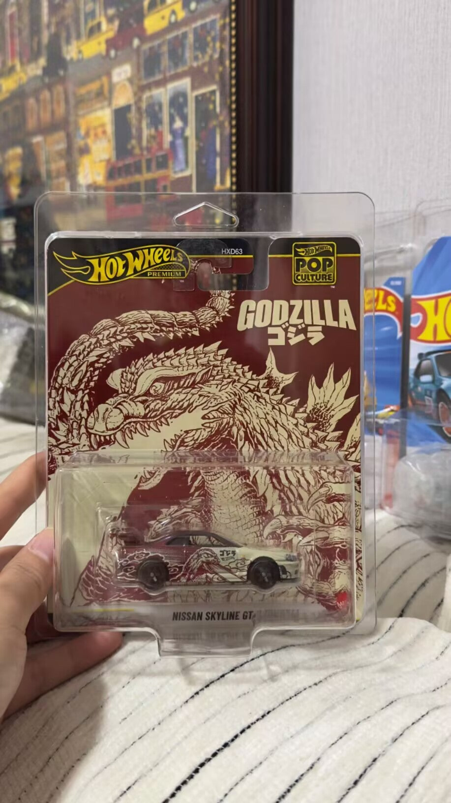 Hot Wheels Premium Carro de Cultura Pop Escala 1/64 - Nissan Skyline Gt-R Godzilla - Brinquedo Colecionável Para Meninos Presente de Natal