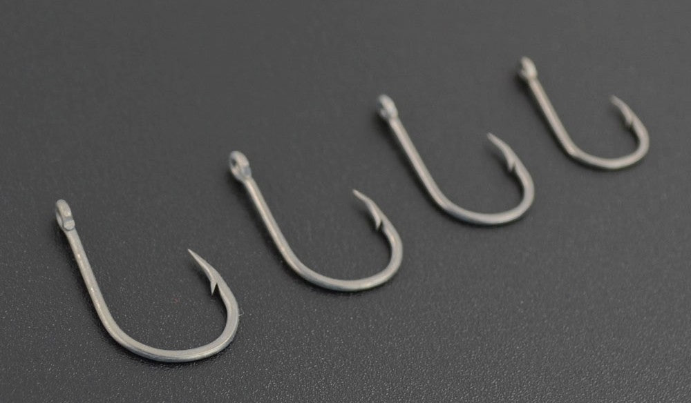 Anzóis Hirisi 50pçs com Farpa Revestidos para Pesca de Carpa com Olhal, Design Japonês, Fabricados em Aço Carbono 8001