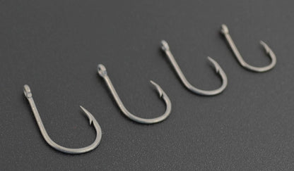 Anzóis Hirisi 50pçs com Farpa Revestidos para Pesca de Carpa com Olhal, Design Japonês, Fabricados em Aço Carbono 8001