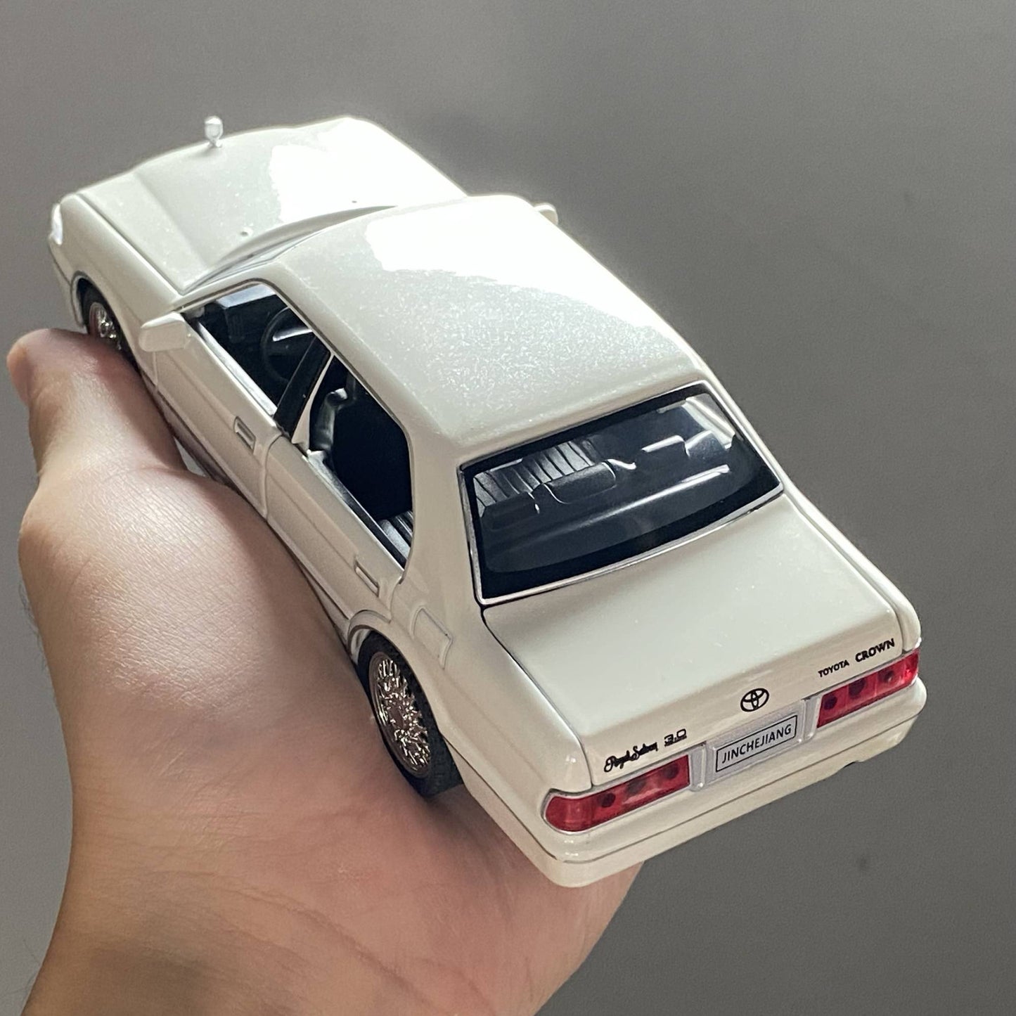 1:32 Toyota Crown Royal Clássico Veículo Liga Fundida Carro de Brinquedo Infantil Modelo Miniatura Coleção Hobbies de Férias
