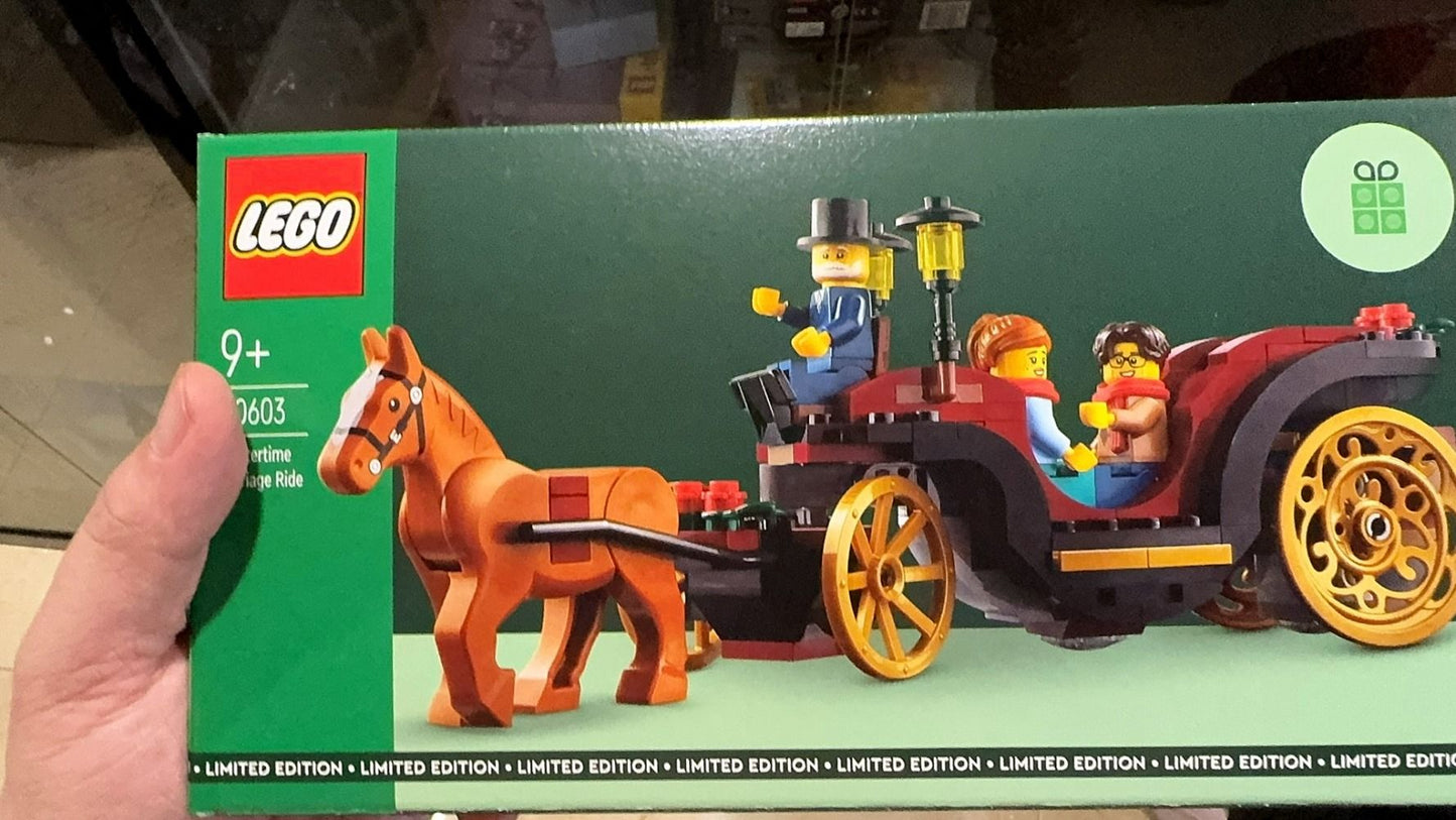 LEGO Passeio de Carruagem de Inverno 40603 GWP - Minifiguras Festivas, Rodas Douradas e Design Encantador para a Alegria do Feriado (153 pçs)