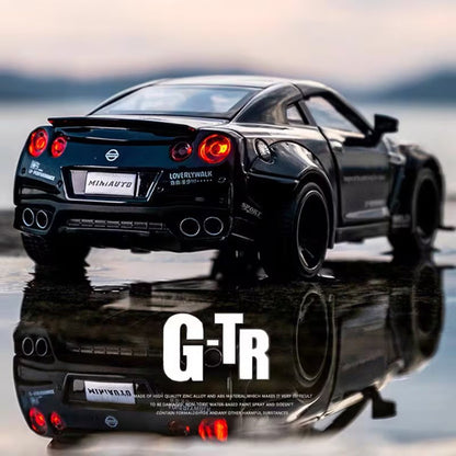 1/32 Escala Liga Fundida Nissan GTR Carro Esportivo Modelo Brinquedo Portas Abertas Fricção Som Música Veículo em Miniatura Presentes para Crianças Coleção