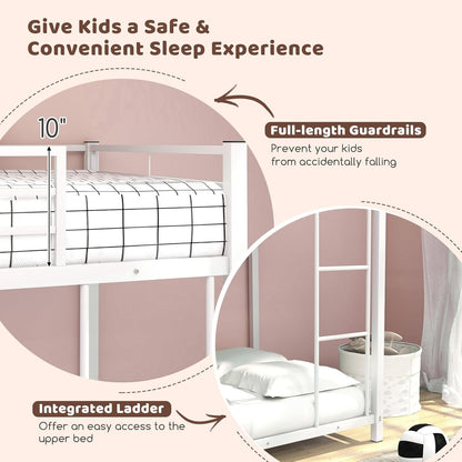 Beliche de metal branco com duas camas de solteiro, estrutura de cama resistente com grade de segurança e escada, beliche baixa para meninos