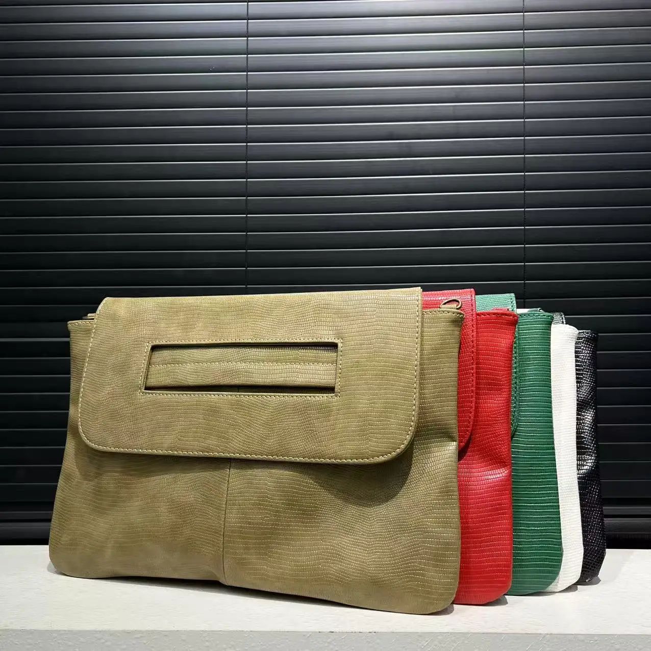 Ladies' fashionable retro snake patterned handbag with high capacity and detachable shoulder strap, single shoulder bag