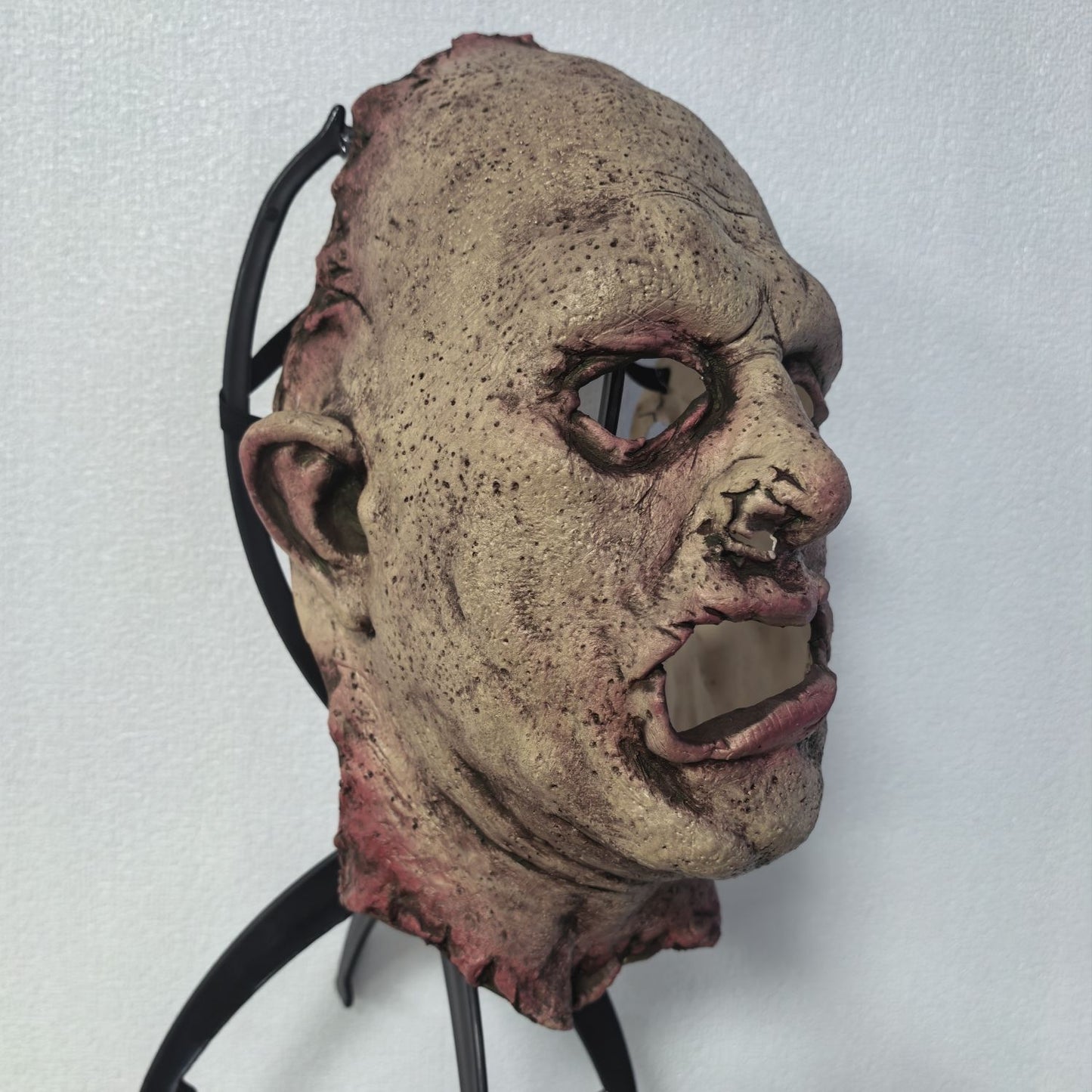 Half Face Skinned Rubber Bloody Mask Professional Halloween Horror Makeup Tool Fake Wound Special Effects Mask for Creators