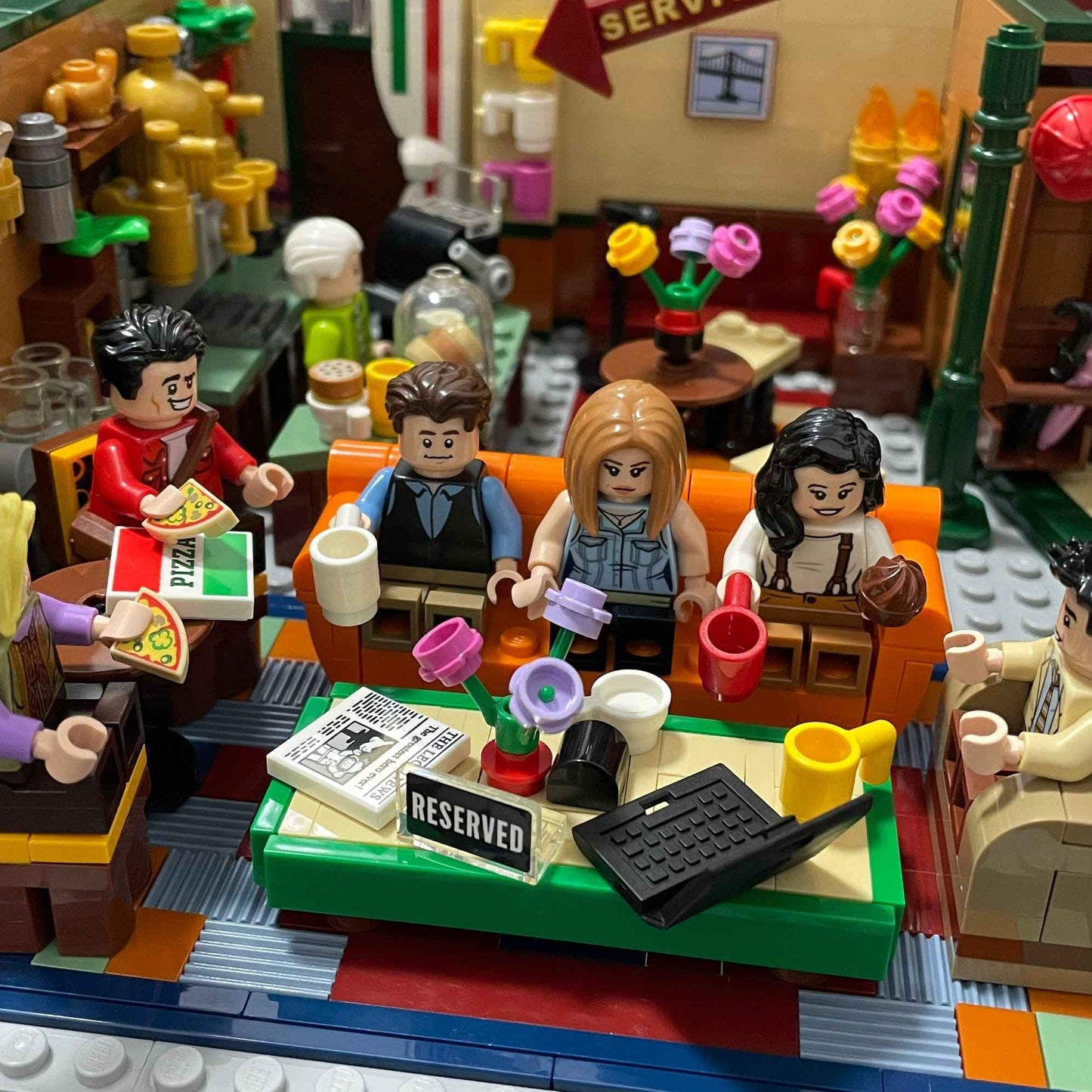 Blocos de Montar LEGO Friends Ideas Central Perk 7 Minifiguras Novas de Setembro de 2019 Brinquedo Presente de Aniversário Natal 21319 1070 Peças