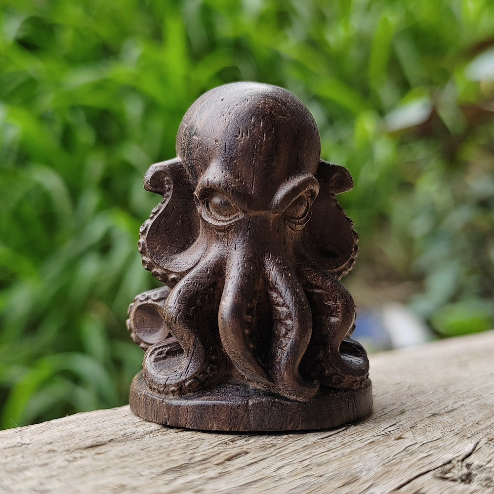 1.8 Inch Hand-Carved Wooden Octopus Figurine Ornament Animal Theme Suitable for Holiday Decorations, Housewarming Gifts, Christmas Gifts, Home Decoration, Bedroom, Living Room, Back-To-School Season Gifts, Birthday Gifts