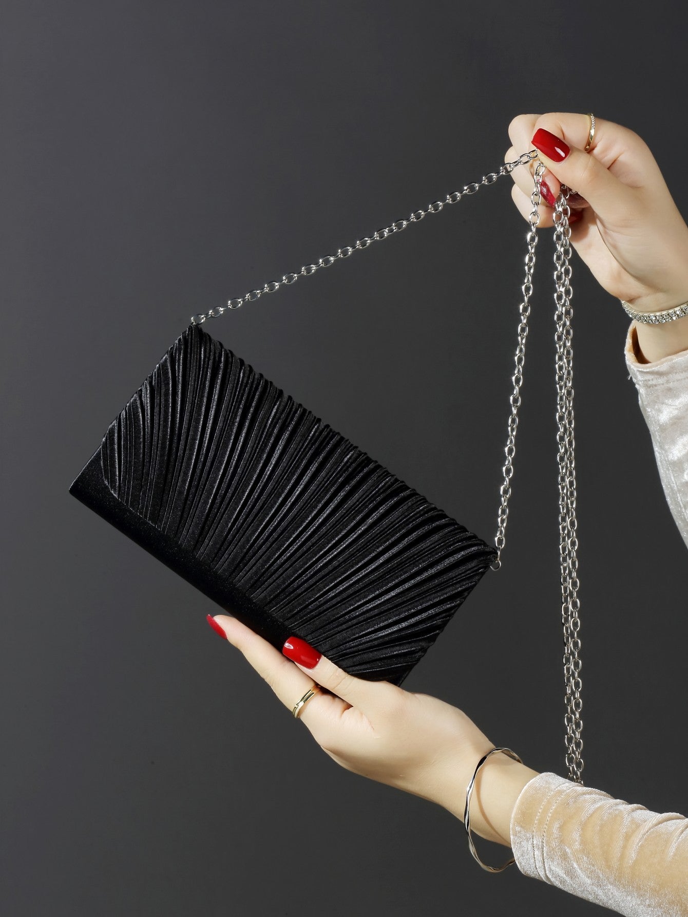 Classic fashion girl party girl chain clutch, light luxury romantic simple mini handbag and chain shoulder crossbody bag.