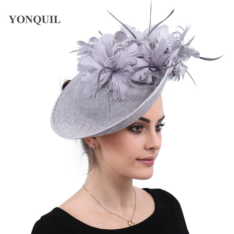 Bonés Cinzentos Millinery Com Acessórios de Tiara Imitação Sinamay Chapéu Derby de Coquetel Feminino Fascinadores de Cabelo de Noiva com Pena Chique
