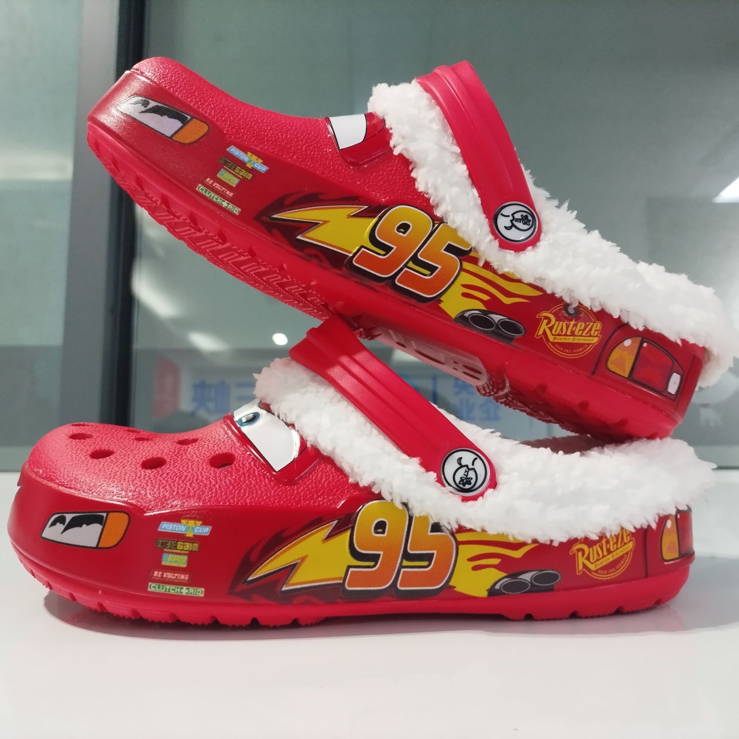 Novas Sandálias Mcqueens Pixar Furadas Desenho Animado Impermeável Adicionar Pelúcia Chinelos Ao Ar Livre Sandálias Casuais Adulto Com Flor de Sapato