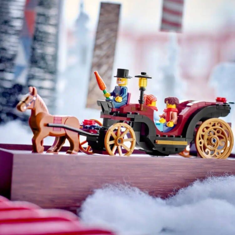 LEGO Passeio de Carruagem de Inverno 40603 GWP - Minifiguras Festivas, Rodas Douradas e Design Encantador para a Alegria do Feriado (153 pçs)