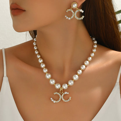Elegante Conjunto de Joias Femininas para Festa de Casamento com Colar de Letra em Pérola Sintética e Strass e Brincos Pendurados