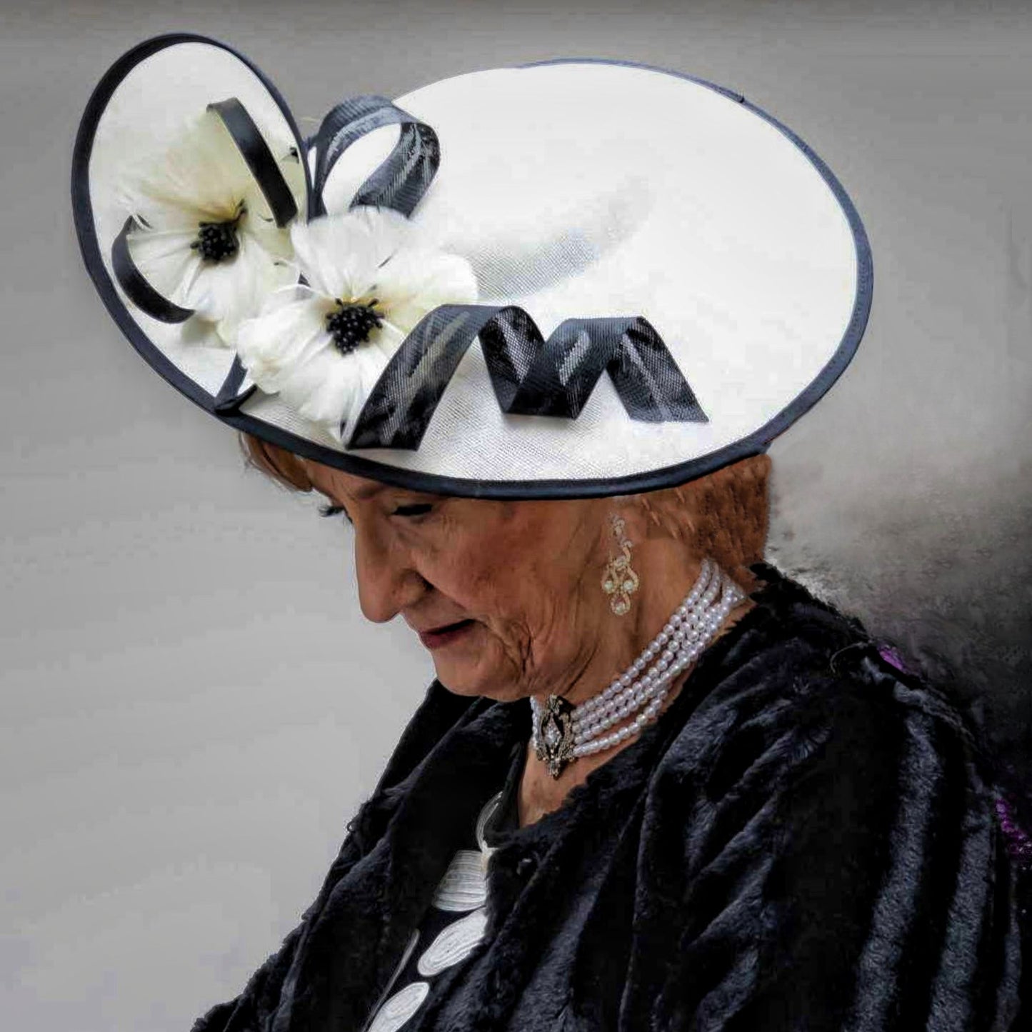 Novo Fascinator de Flor Sinamay Chapéu de Casamento Perfeito Chapéu de Festa Derby Único Chapéus de Igreja Elegantes Fascinators de Noiva Femininos