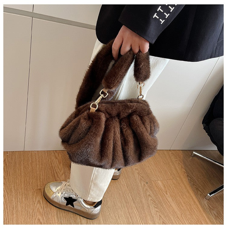 Elegant Wrinkled Cloud Clutch Bag Faux Fur Shell Shoulder Crossbody Bag Women Stylish Pillow Bag Guangzhou High Quality Bag