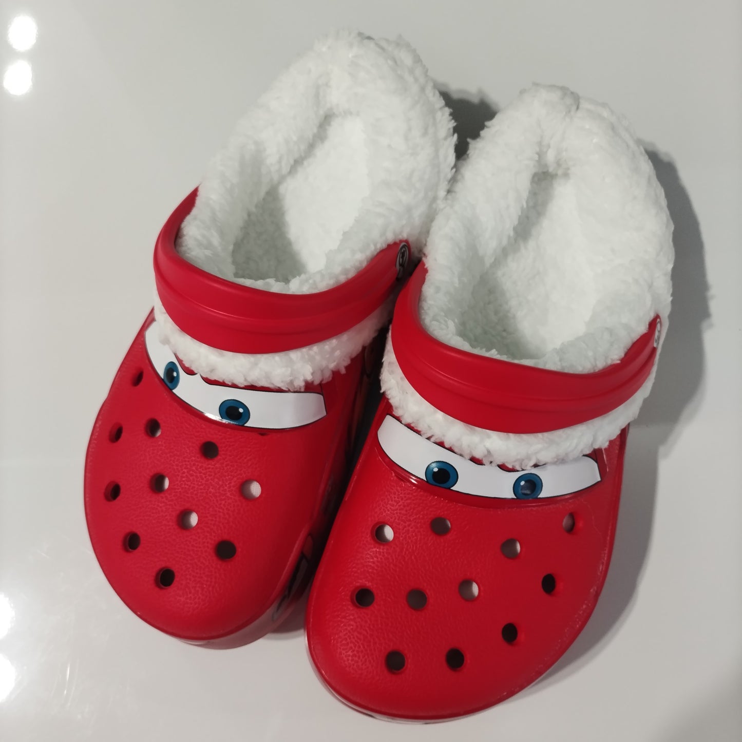 Novas Sandálias Mcqueens Pixar Furadas Desenho Animado Impermeável Adicionar Pelúcia Chinelos Ao Ar Livre Sandálias Casuais Adulto Com Flor de Sapato