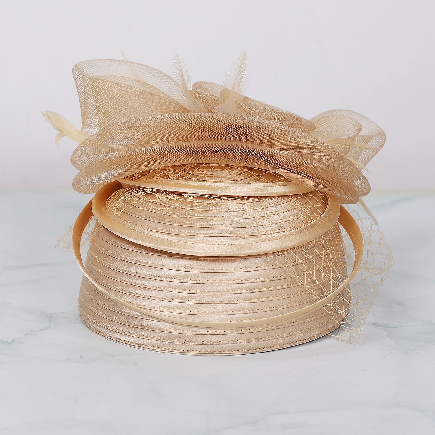 FS Casamento Igreja Chapéus Vermelhos Fascinadores Para Mulheres Com Véu de Pena Festa Coquetel Adorno de Cabeça 2025 Senhora Elegante Chapéu Kentucky Derby