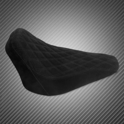 Assento Solo Dianteiro de Couro com Perfil Baixo e Costura em Diamante para Motocicleta Harley Softail Breakout FXBR Rocker FXCW 2008-2017