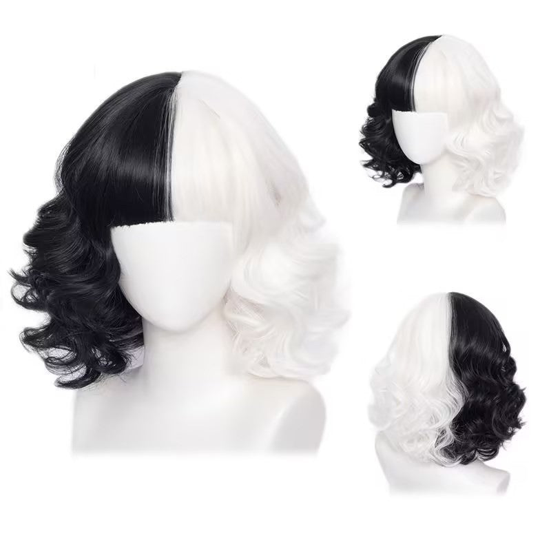 Peruca de cabelo sintético de cosplay da Cruella metade preta e metade branca de 30 cm, curta e encaracolada, para Halloween, festa diária, com franja