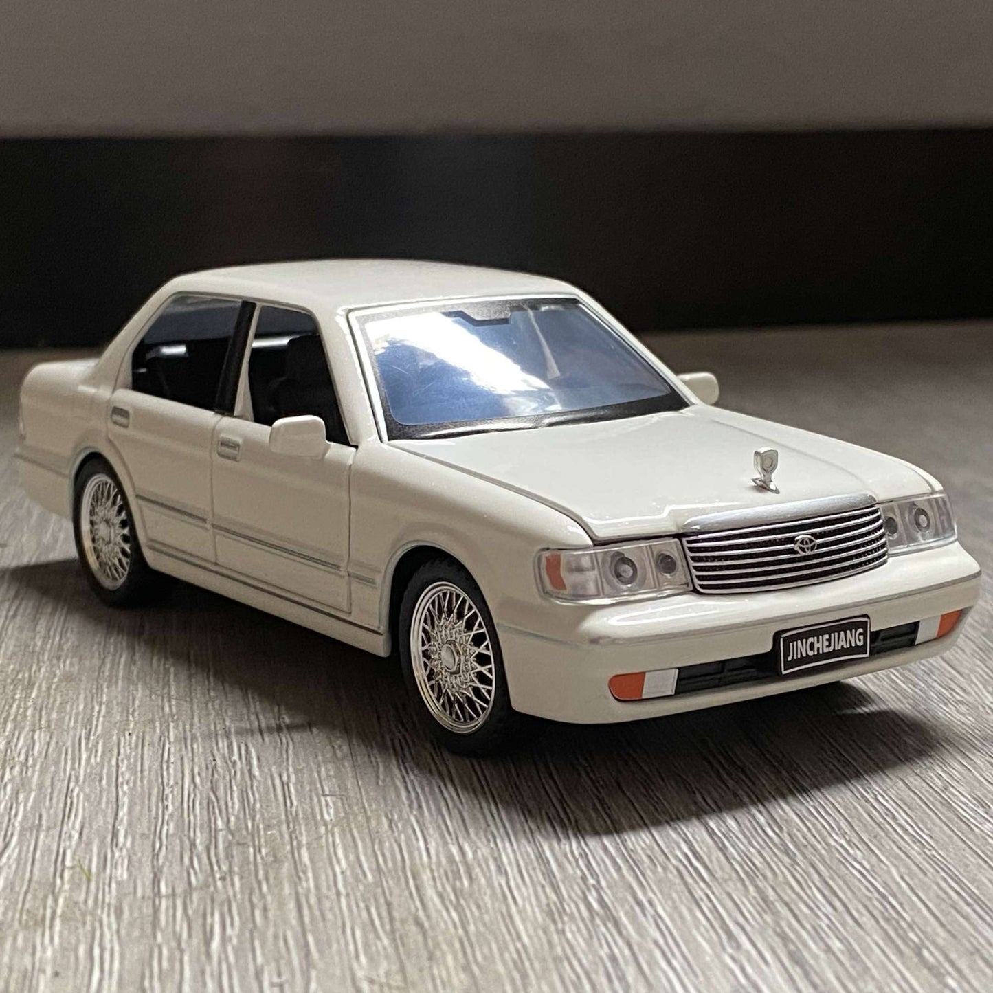 1:32 Toyota Crown Royal Clássico Veículo Liga Fundida Carro de Brinquedo Infantil Modelo Miniatura Coleção Hobbies de Férias