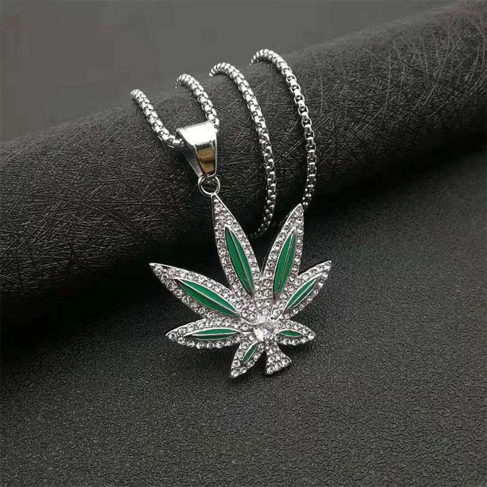 Colar de joias punk-hip-hop personalizado com pingente de folha de bordo de liga de diamante incrustado em óleo e material acessório