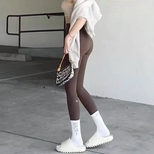 A pair of new alo sports yoga fitness pants for spring and summer, which can be matched with various styles of leggings