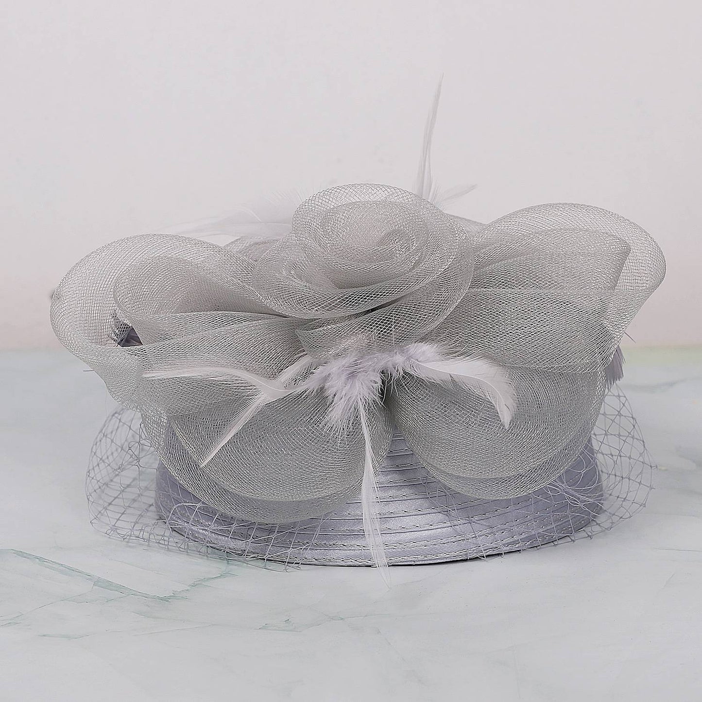 FS Casamento Igreja Chapéus Vermelhos Fascinadores Para Mulheres Com Véu de Pena Festa Coquetel Adorno de Cabeça 2025 Senhora Elegante Chapéu Kentucky Derby