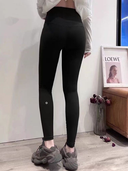 A pair of new alo sports yoga fitness pants for spring and summer, which can be matched with various styles of leggings